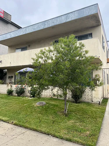 16515 Victory Blvd #2 Photo 1