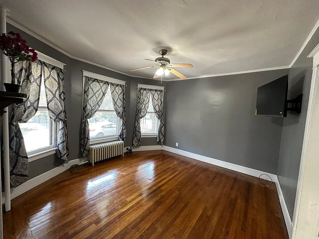 4 bed, 1400 sqft, $2,200 — Photo 2