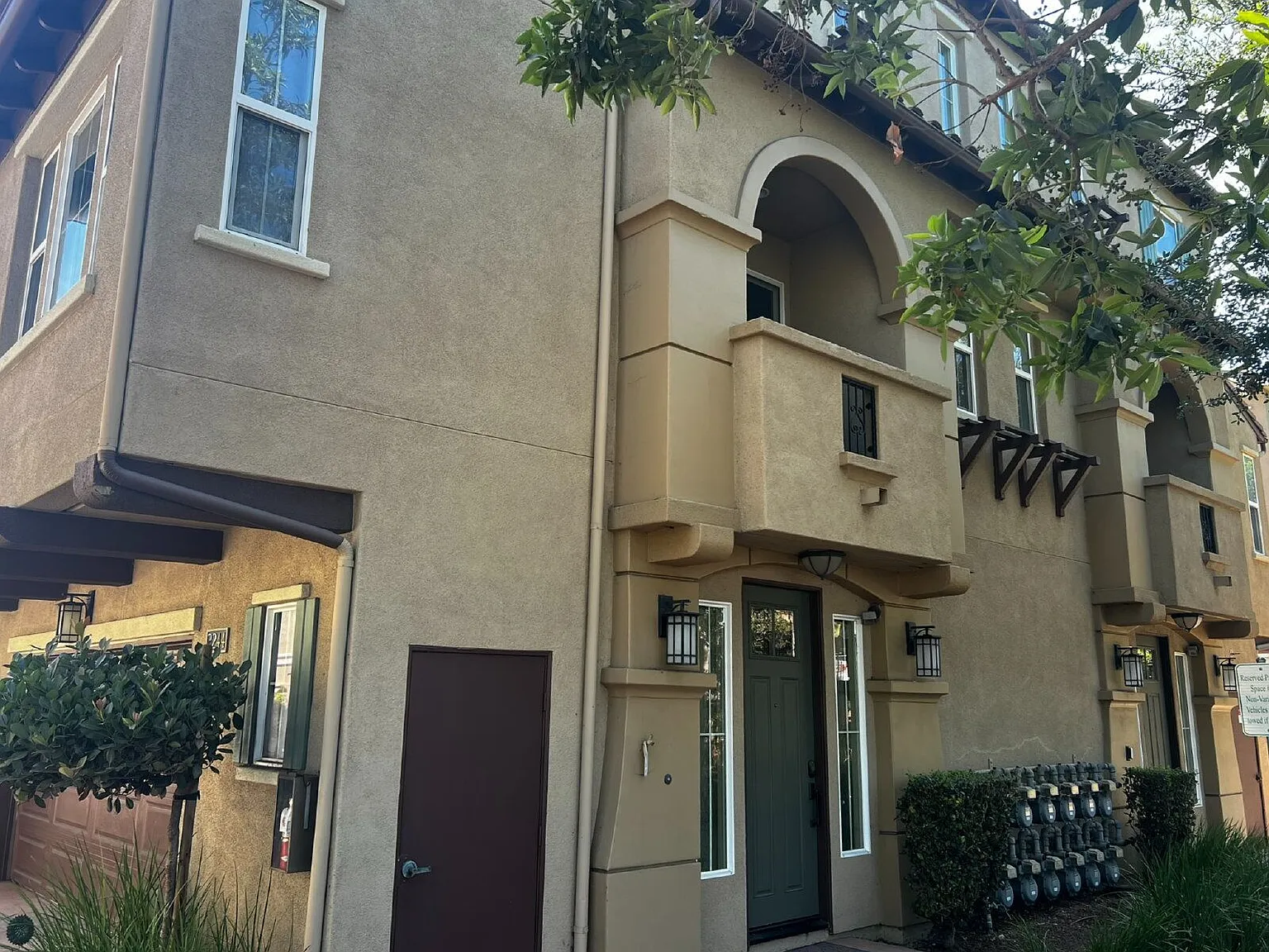 3 bed, 3.0 bath, 1253 sqft, $3,800 — Photo 3