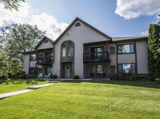 1343 Meadowcreek Dr, Pewaukee, WI 53072