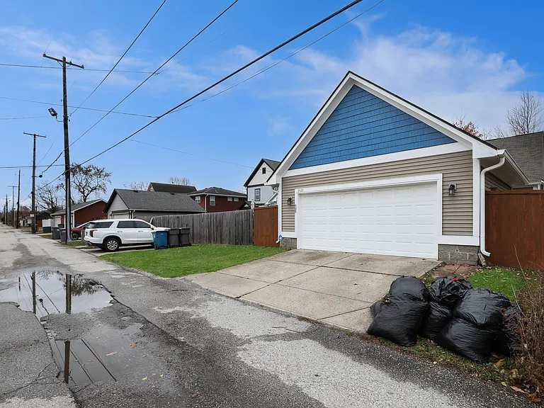 N Talbott St — Photo 26
