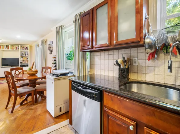 852 Home Street image 10 of 22