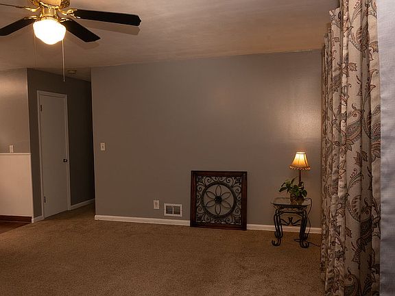 Livingroom 18' X 13' 4"