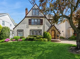 21 Varick Ct, Rockville Centre, NY 11570
