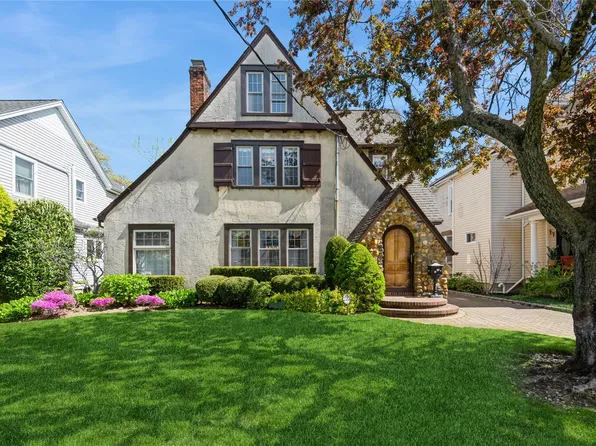 21 Varick Court, Rockville Centre, NY 11570