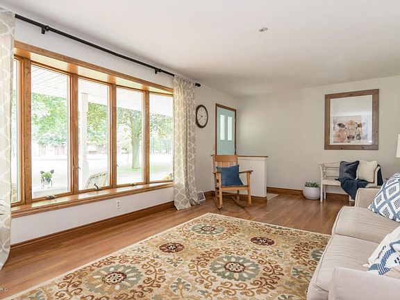 5th image of 9435 Oakview Dr