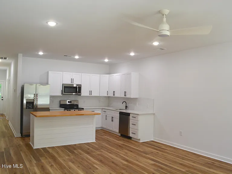 834 Greenwood Ct — Photo 3
