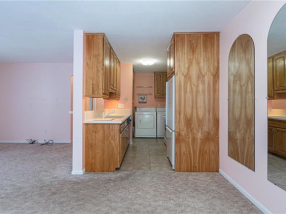 4th image of 11 Foxcroft Trl