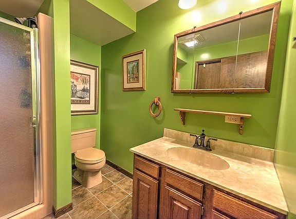 Bathroom (Lower)