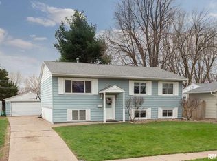 1415 E 33rd St, Davenport, IA 52807