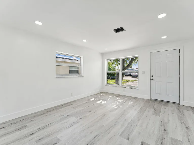 573 NW 2nd Way — Photo 4