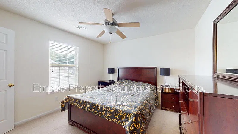 4 bed, 2.5 bath, 1564 sqft, $1,700 — Photo 2