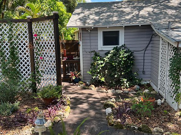 5th image of 402 E Hanna Ave #2