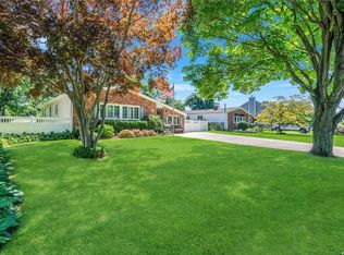 23 Dartmouth Dr, Smithtown, NY 11787