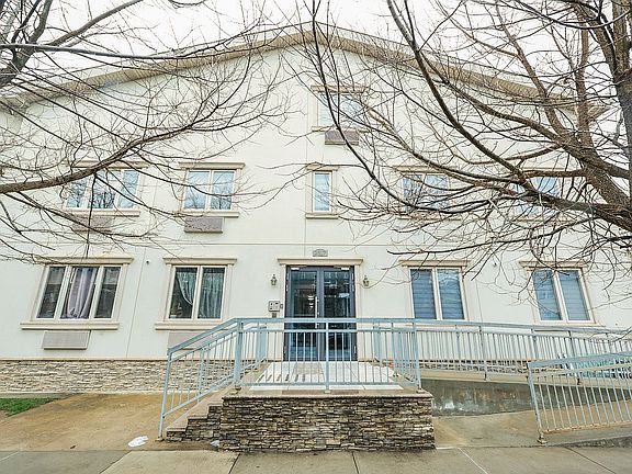 3rd image of 2517 Voorhies Ave #1C