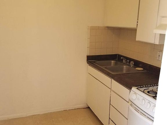 3rd image of 125 E 34th St APT I