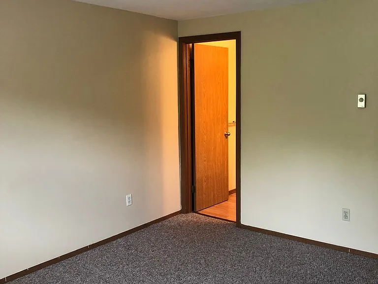 469 Glendale Dr — Photo 15