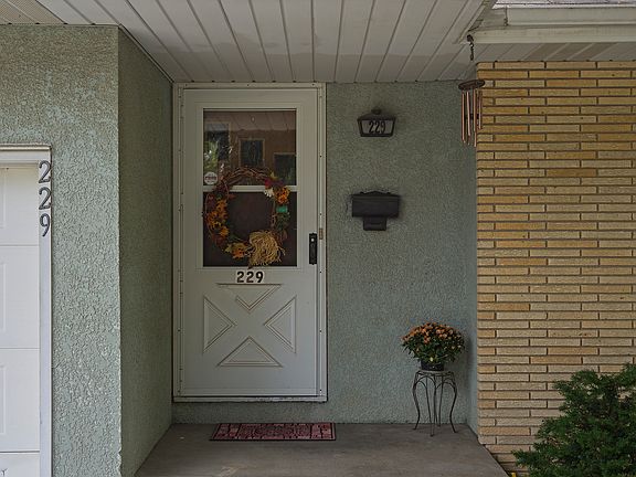 4th image of 229 18th Ave S