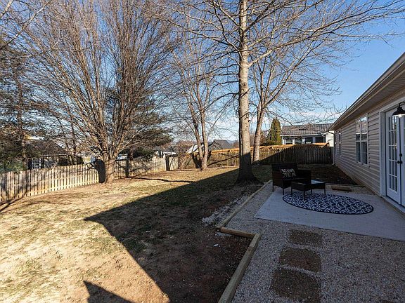3rd image of 26 Somerset Dr
