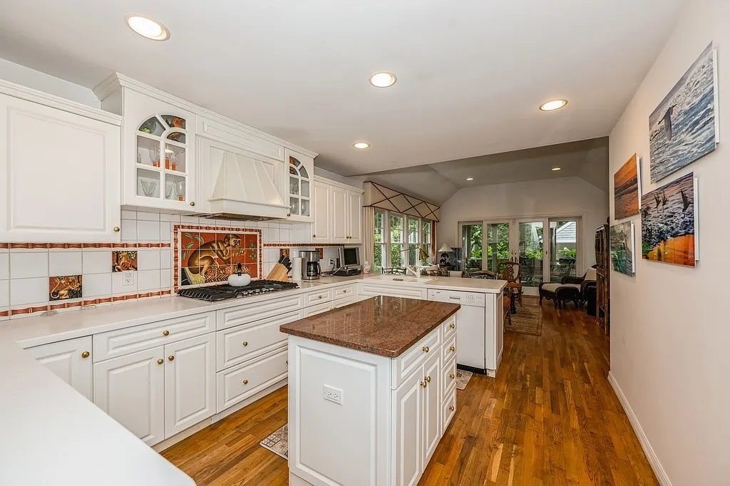 Beautiful Traditional Close to Town! — Photo 4