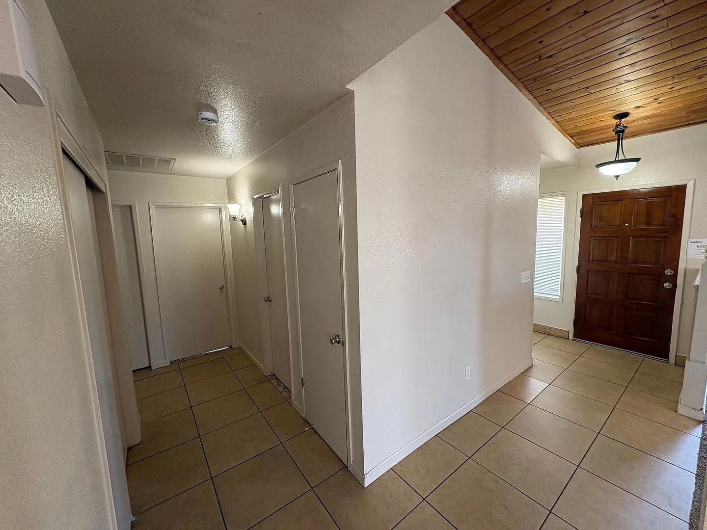 Cozy Home On Spacious Lot In Tulare Available Now! — Photo 4