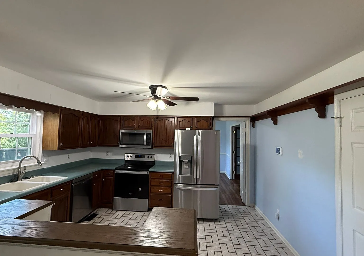 Classic 4 Bedroom Colonial — Photo 3