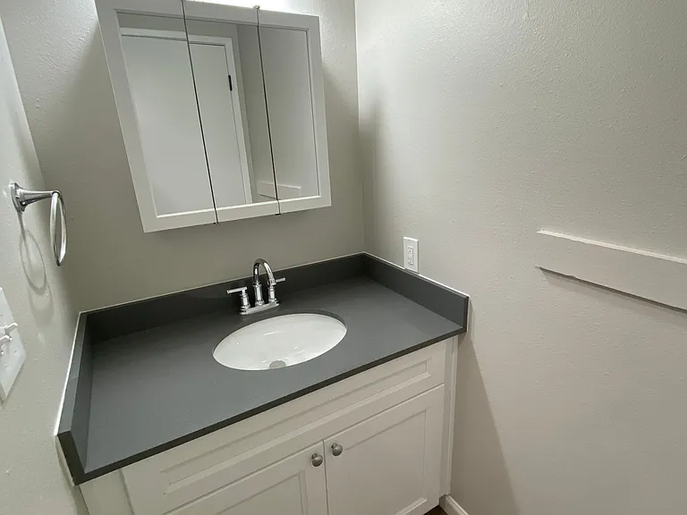 1011 SW Curry St #10 — Photo 10