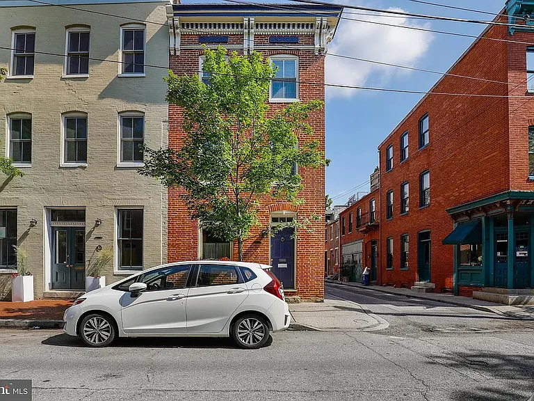 1618 Shakespeare St — Photo 1