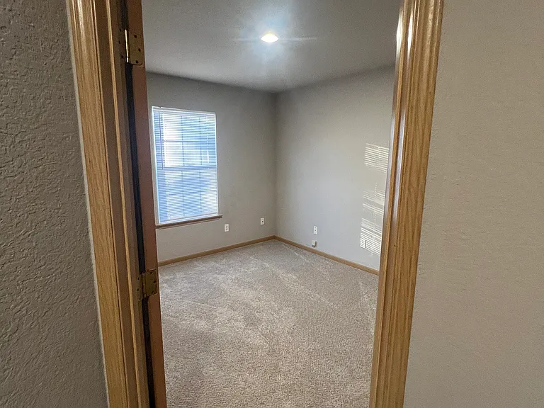 1370 N Tradition Ave — Photo 14