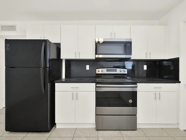 340 Madeira Ave #2 — Photo 4