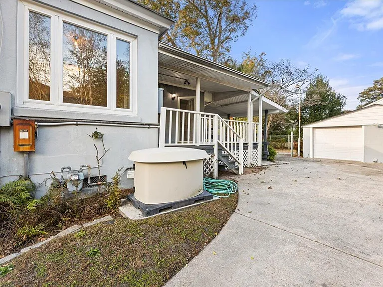 570 Elizabeth Ln W — Photo 5