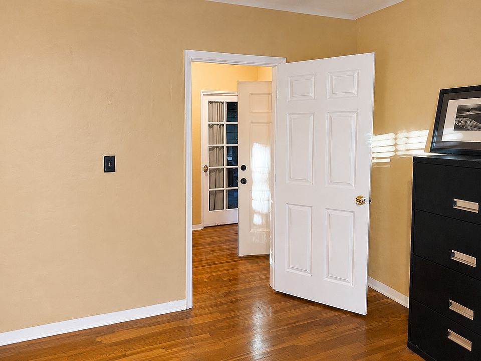 2nd image of 2701 Coloma St