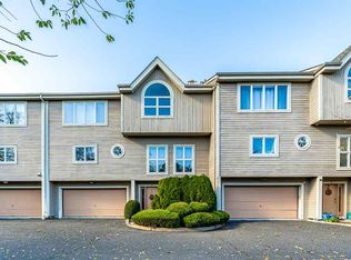 4 Cove Ct, Secaucus, NJ 07094