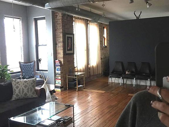 5th image of 2153 W Schiller St APT 2R