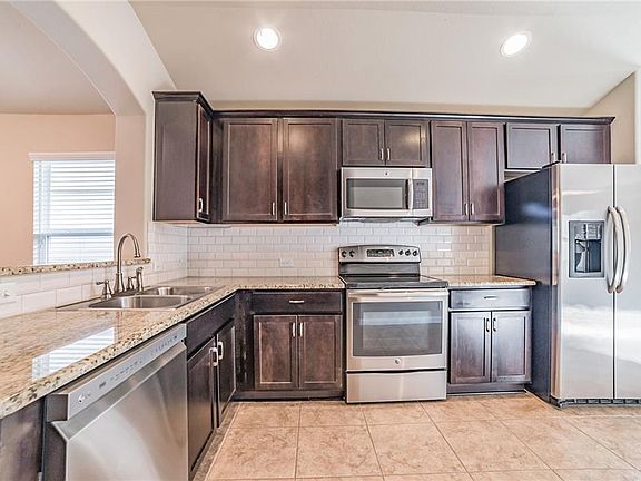 5th image of 904 Lost Pines Ln