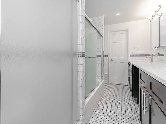 2nd image of 2832 47th St #3