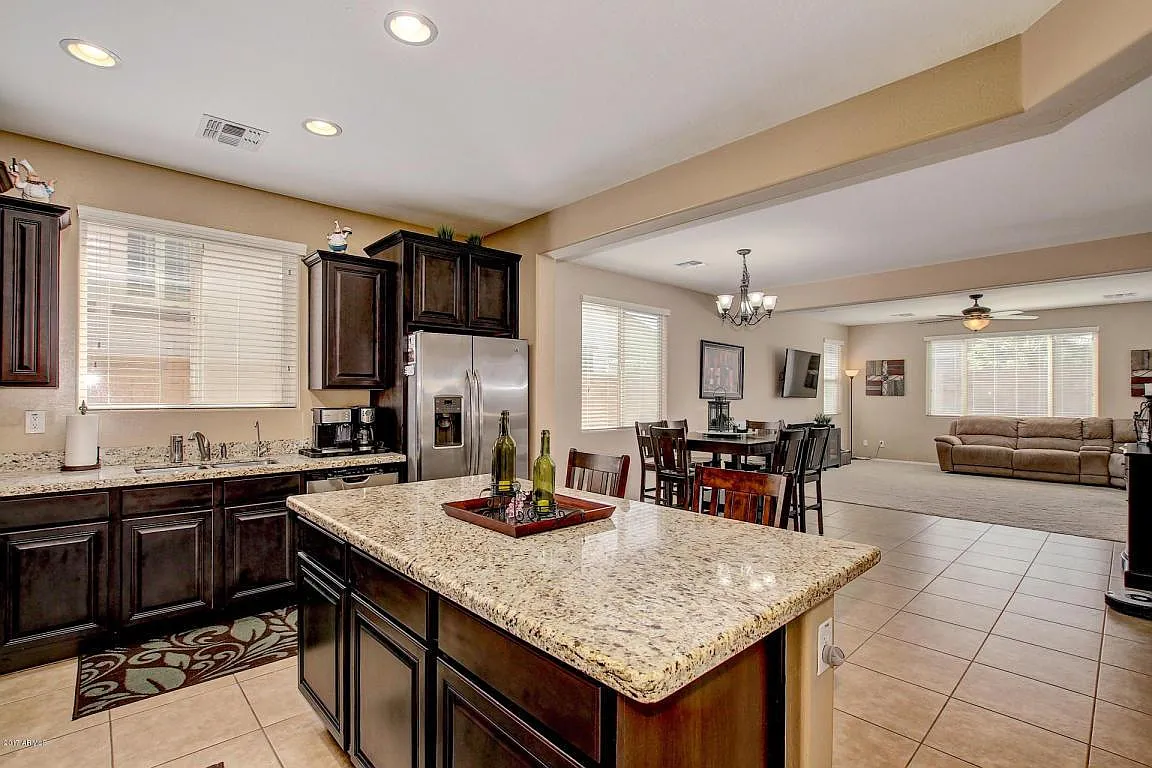 4 bed, 2651 sqft, $2,975 — Photo 4