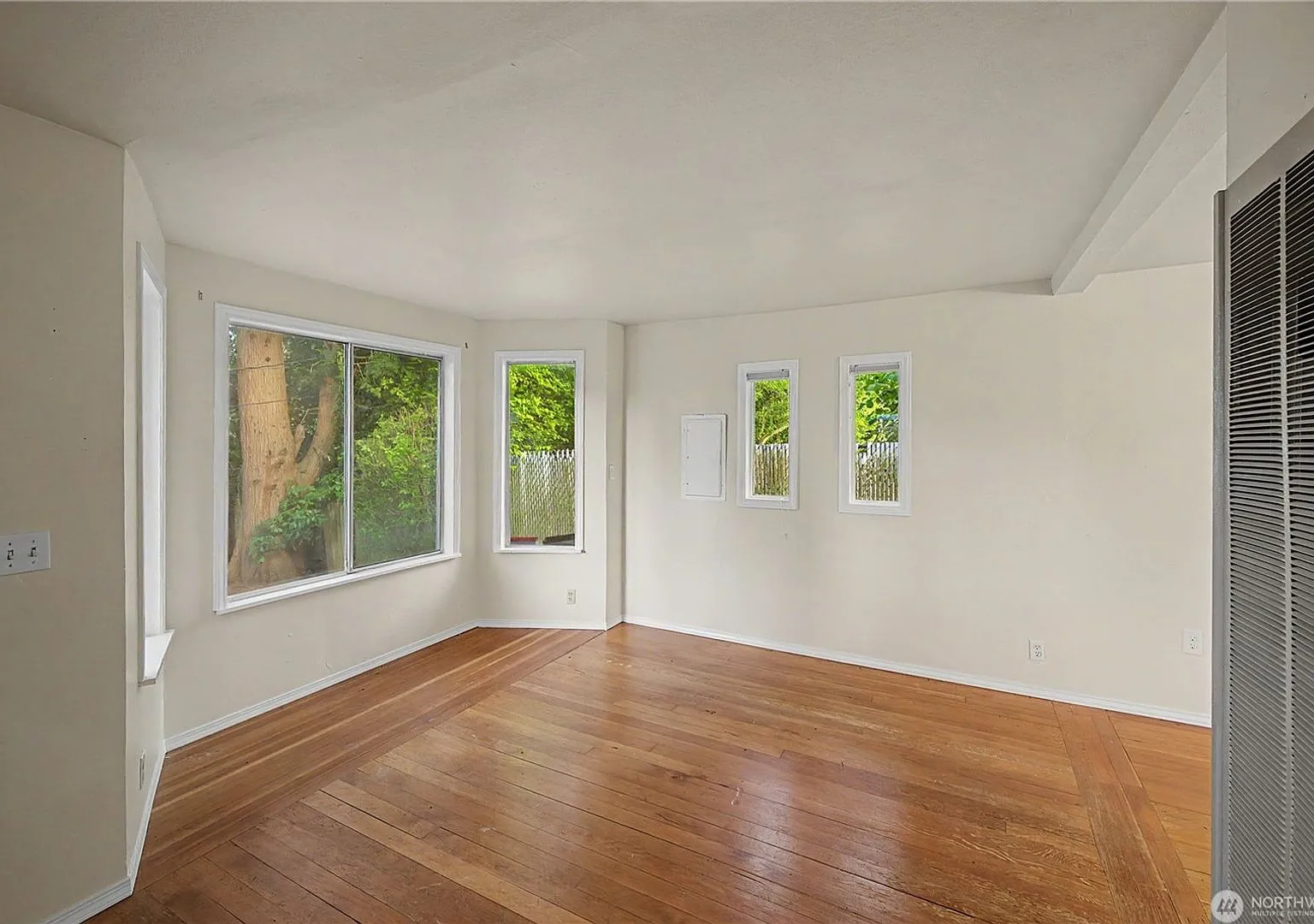 Arbor Heights Bungalow, Available early October — Photo 3