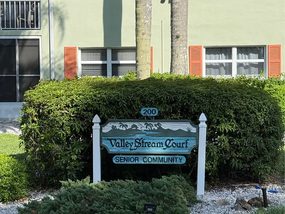 200 Valley Stream Dr #C-4