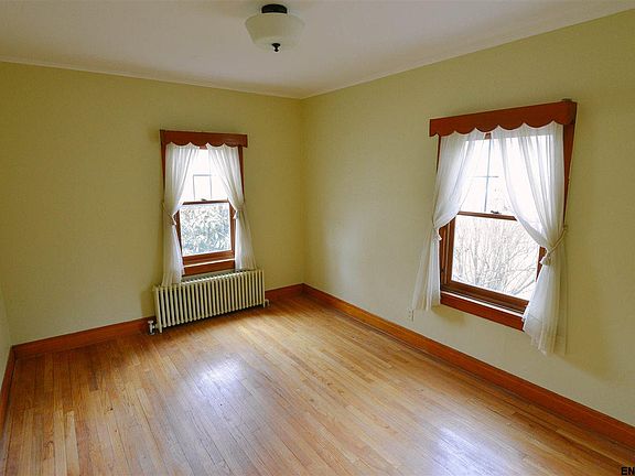 5th image of 139 Oak St