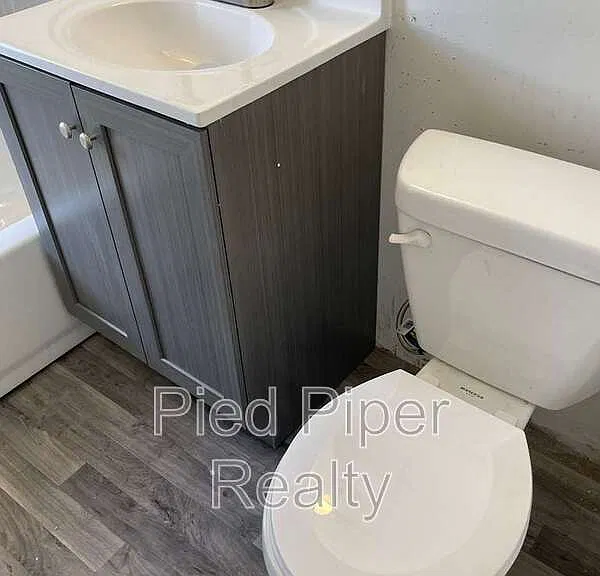 320 W Clark St — Photo 10