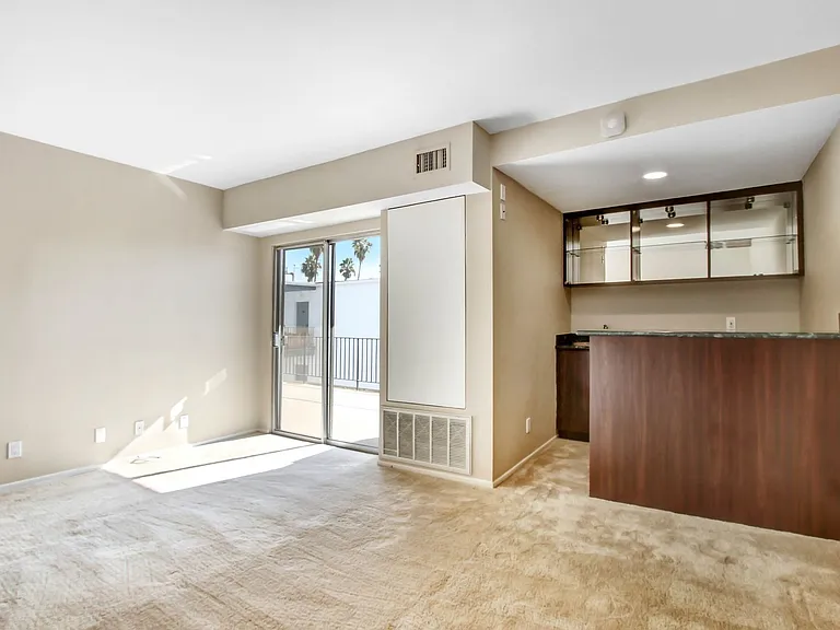 7560 Hollywood Blvd #406 — Photo 14