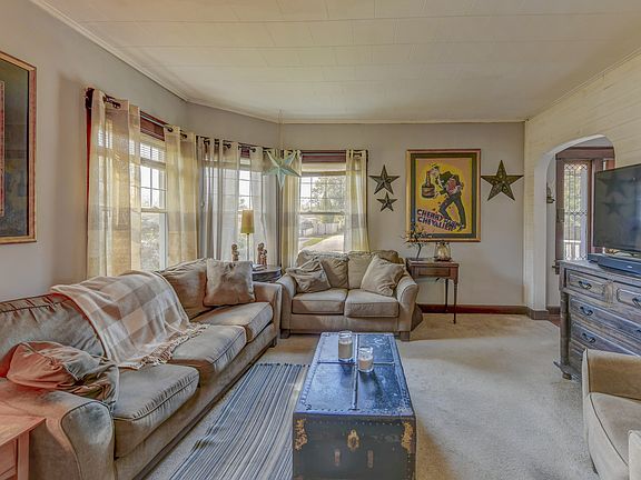 4th image of 1583 East Ave