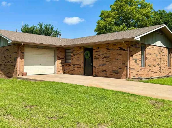 819 S 3rd St, Blackwell, OK 74631