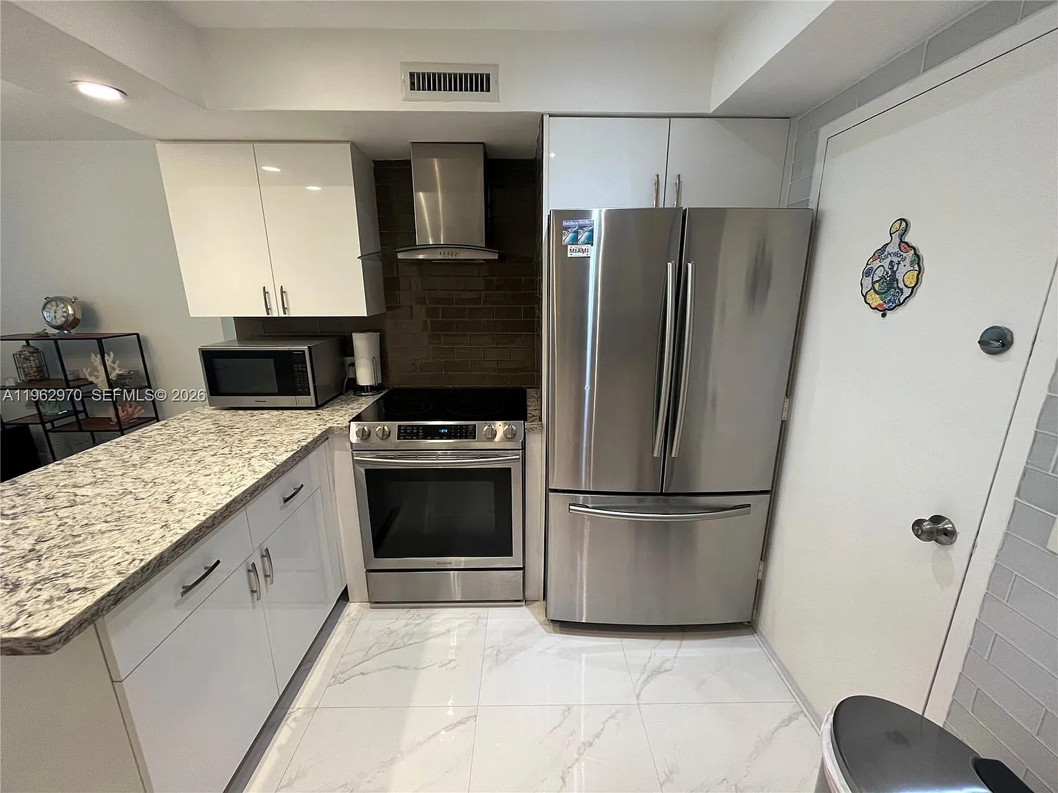 Alexander Towers Condo — Photo 1