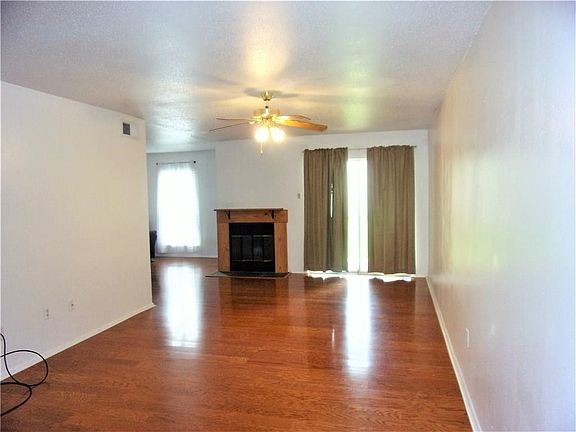 3rd image of 305 Parkview Blvd #305