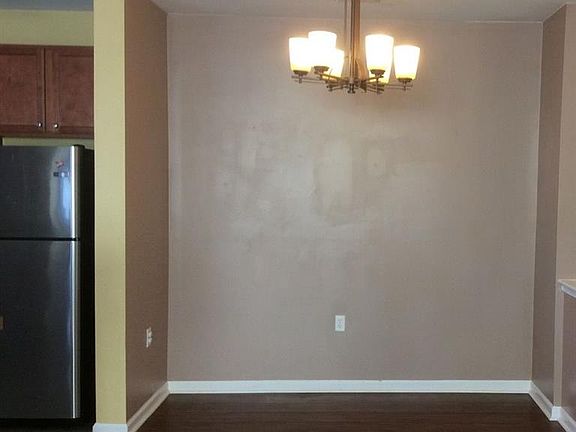 5th image of 920 Southmoor Dr Unit 202