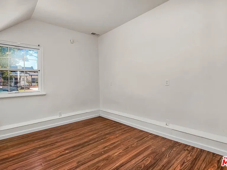 7318 W 88th St — Photo 15