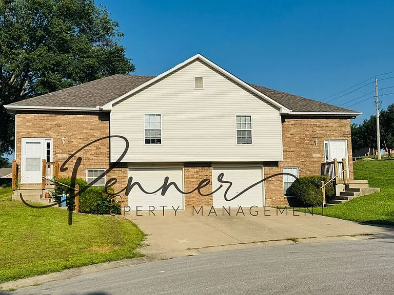 1401 SE Henley Ct — Photo 1