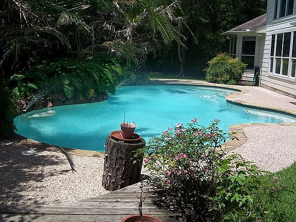 Gorgeous, sparkling pool.
